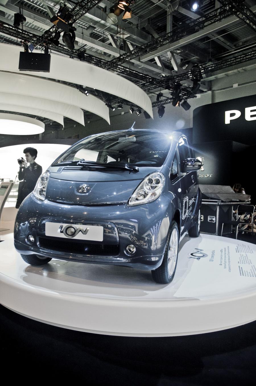  Peugeot iOn 2011 года  (фото 27 из 38)